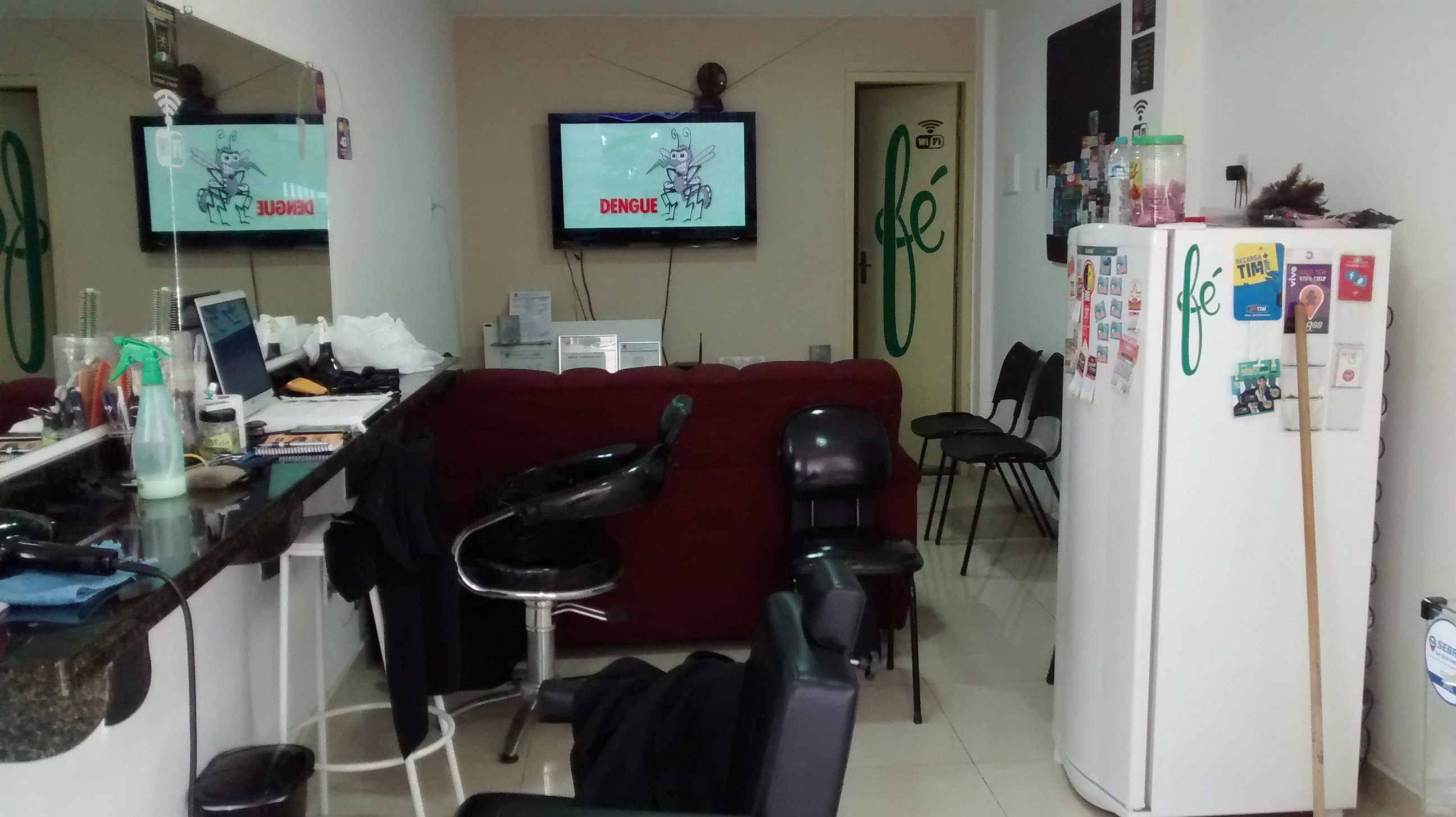 Interior da barbearia — poltronas e ambiente vintage