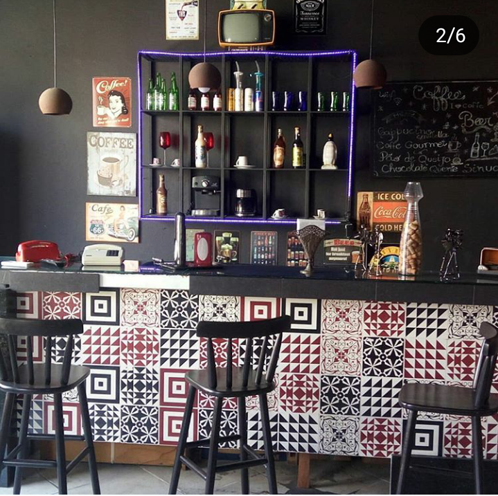 Espaço interno da barbearia com iluminação aconchegante