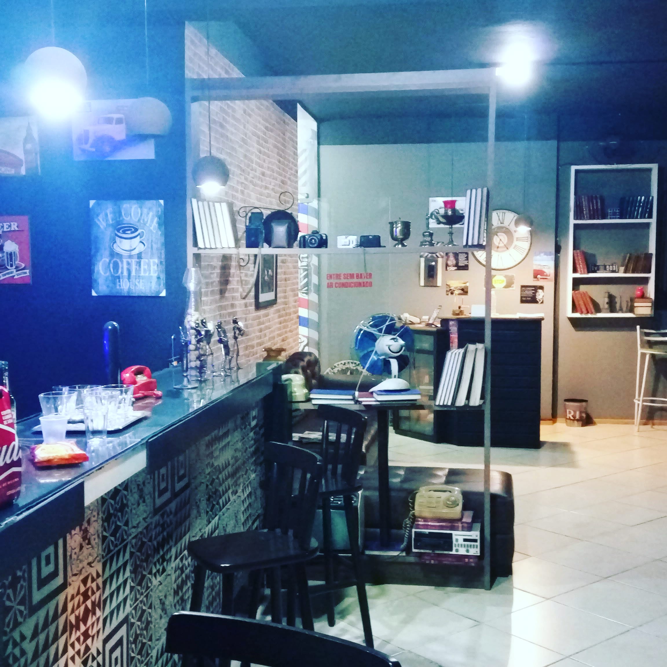 Ambiente interno da barbearia no Edifício Liberal